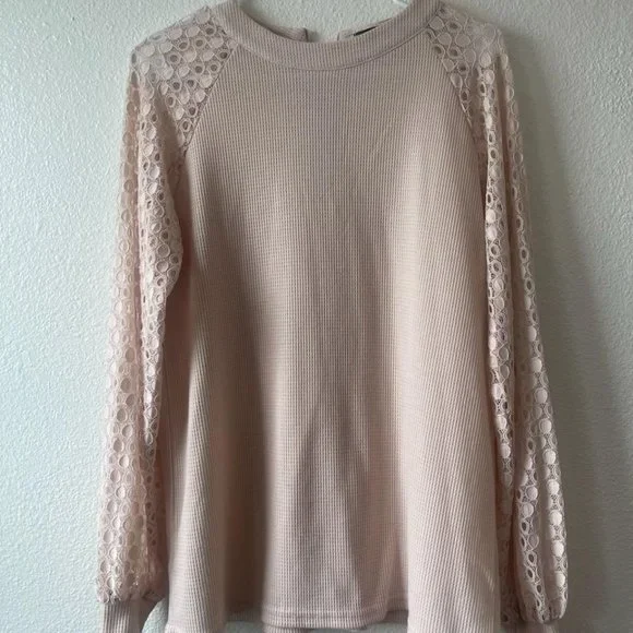 Blush top with lace sleeves - Picture 5 of 6